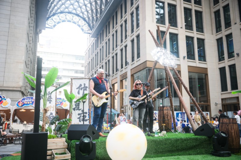 上海黄浦推出“演艺进商圈”，外滩百年建筑下开启首演