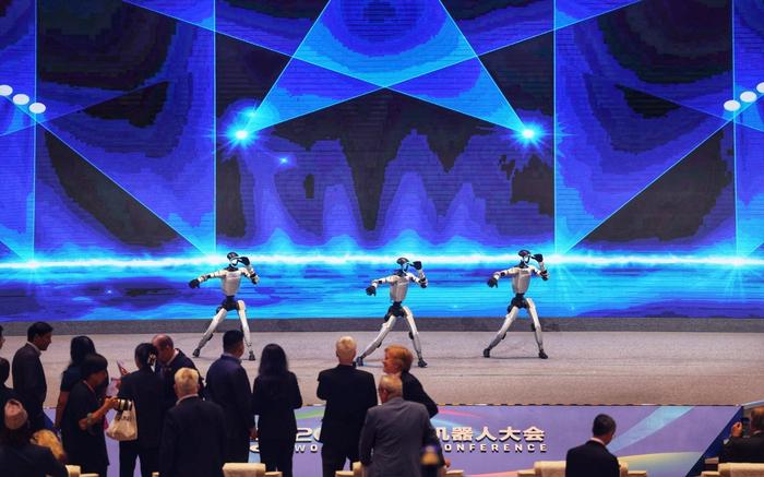 开幕式前，机器人“舞团”热舞。新京报记者 李木易 摄