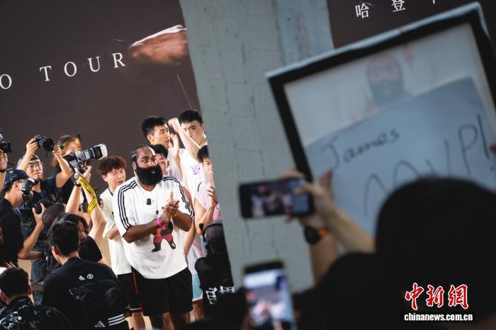NBA球星哈登在穗观战 点赞中国草根篮球赛事