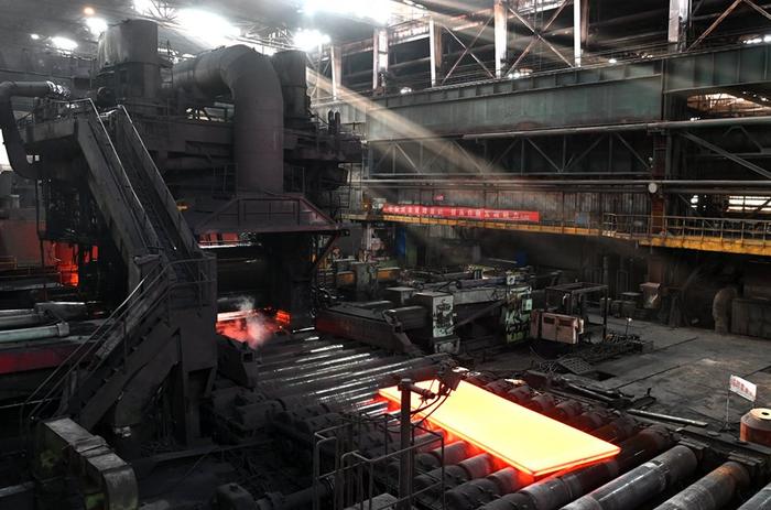 我国第一台宽厚板轧机。人民网记者 王玉兴摄