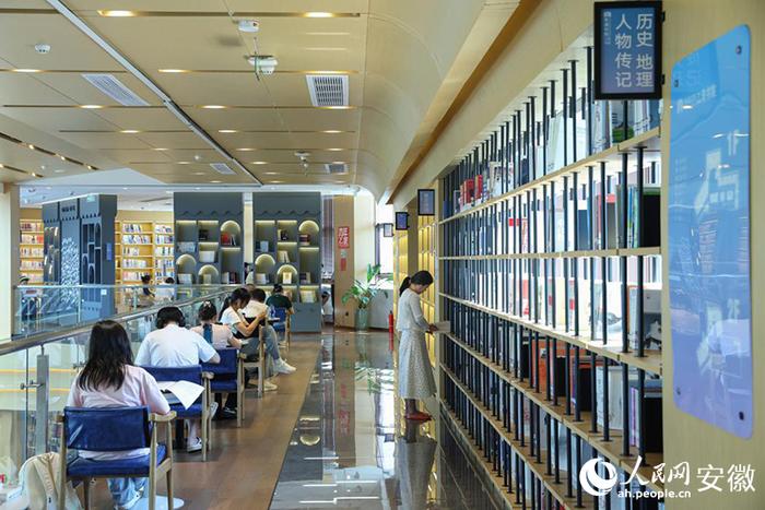 乐享“书式”时光。人民网记者 张俊摄