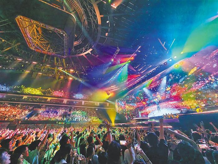 有不少粉丝从深圳、广州赶来海口听陈奕迅的演唱会。海南日报全媒体记者 封烁 摄