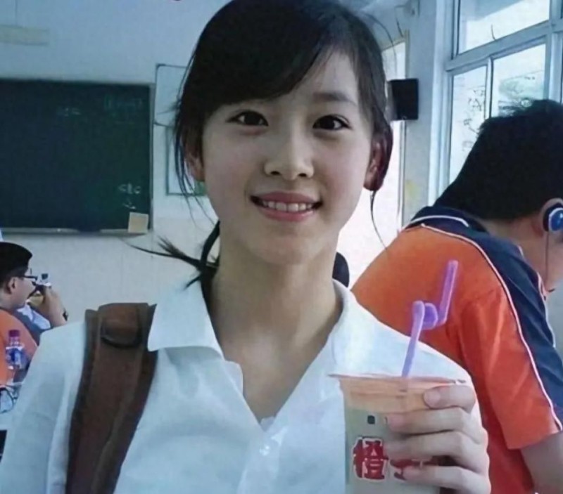 撞脸章泽天，素人逆袭顶流？泉州簪花妹被千万网友围观