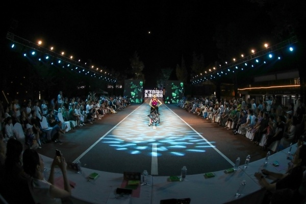 2025重庆武隆白马山首届“无龄”模特大赛落幕