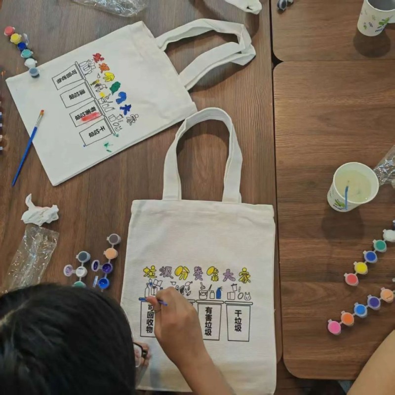 看“动画片”、为环保袋“上色”，这场小课堂上“老少互动”