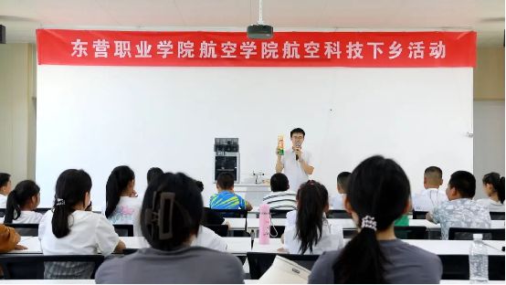 广饶县萤火虫学堂“托”起快乐一夏