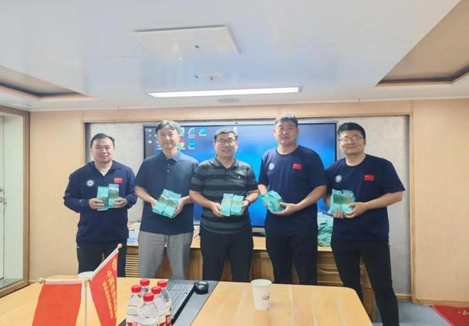 蓝谷院所动态丨情系海陆战高温 夏送清凉鼓干劲—青岛海洋地质研究所慰问一线职工