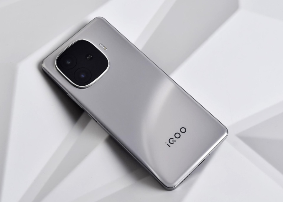 iQOO再次拿下性价比第一名，天玑9300++6400mAh，12GB+256GB不到1500元