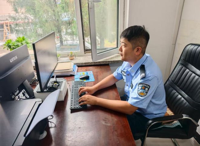 上班路上“秒出警”，新警郑洪勋智勇拦截超限货车