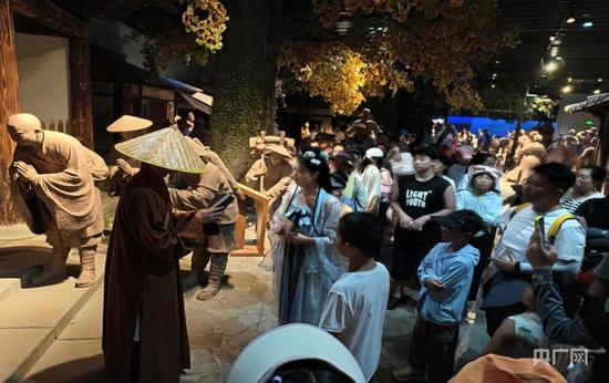 蓬莱阁景区的“丝路情缘”小场景演出走进游客中间（央广网记者 唐磊 摄）
