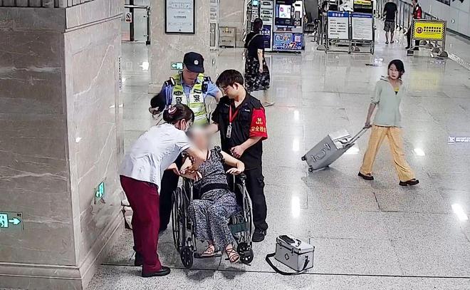 乘客高温中暑，地铁站多方合力伸援手