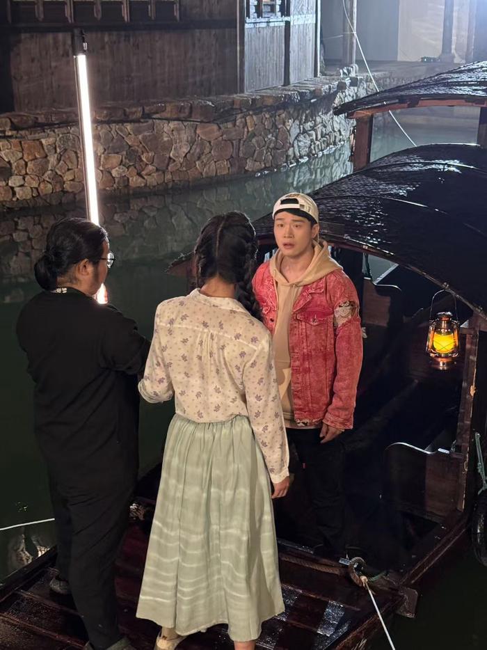 朱铁雄（右一）正在与其他演员对戏。（受访者供图）