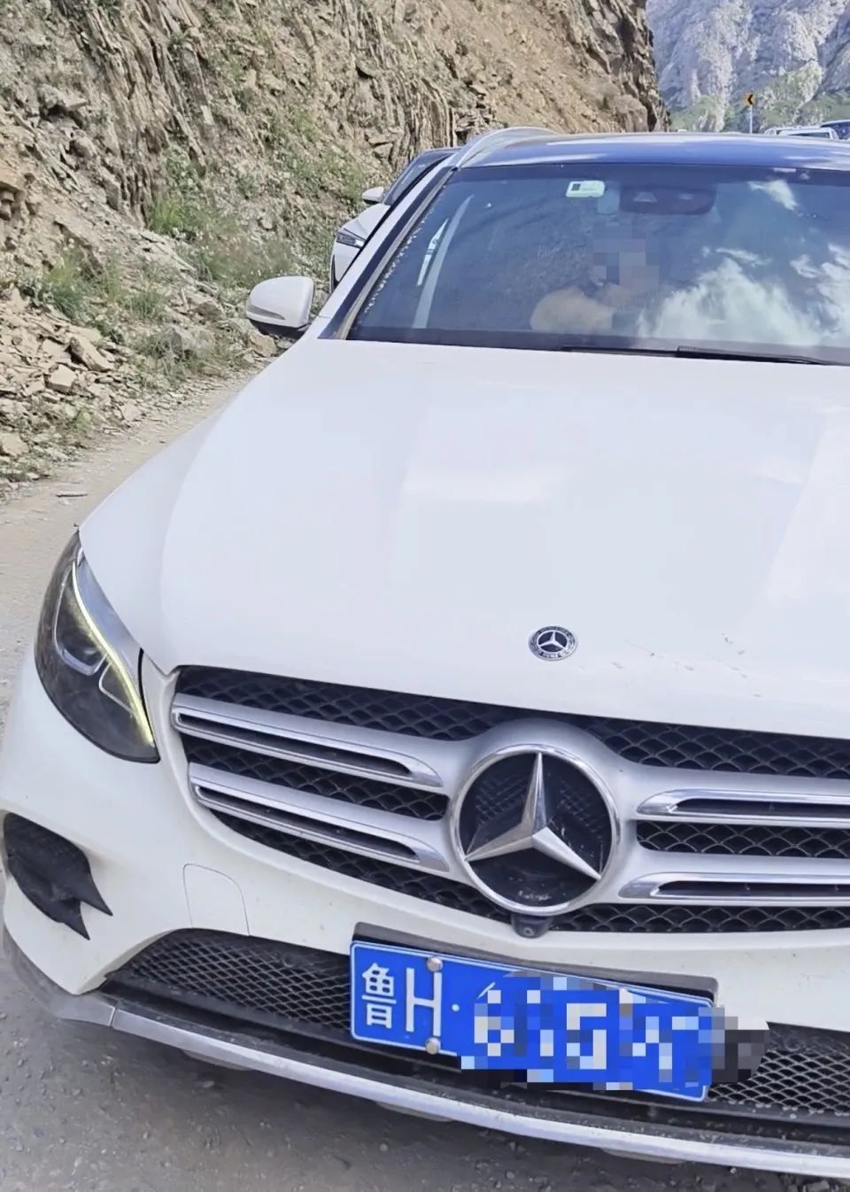 女子开奔驰逆行逼停摩托车，还下车猛踹？当地警方通报