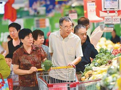 日前，顾客在山东省青州市一家超市选购商品。王继林摄（人民视觉）