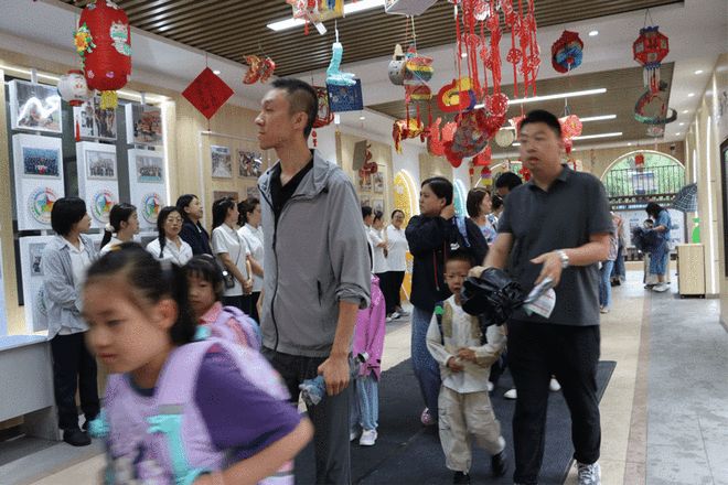 秋雨不扰迎新礼！青年路小学有序迎接一年级萌新