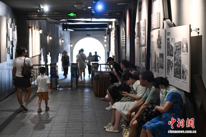 8月28日，游客在重庆十八梯大隧道遗址纳凉。中新社记者 何蓬磊 摄