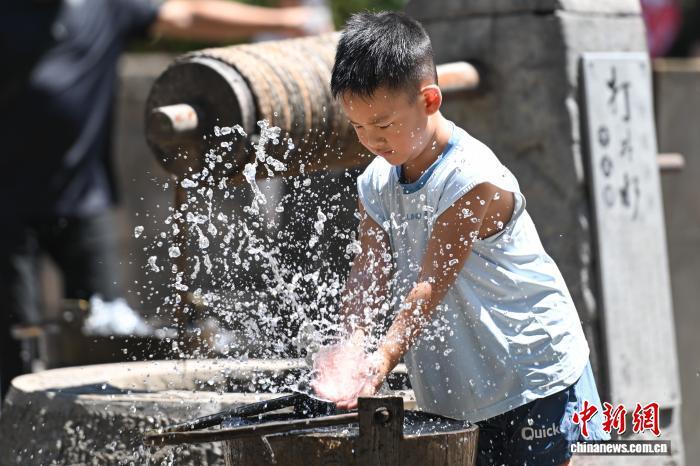 8月28日，一位小朋友在重庆十八梯传统风貌区戏水消暑。中新社记者 何蓬磊 摄