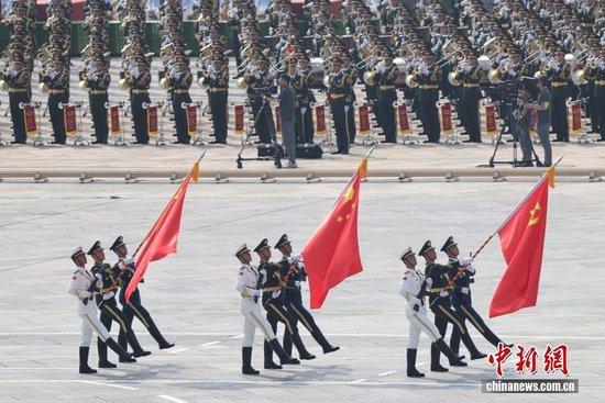 长安街上，新时代中国呼啸向前