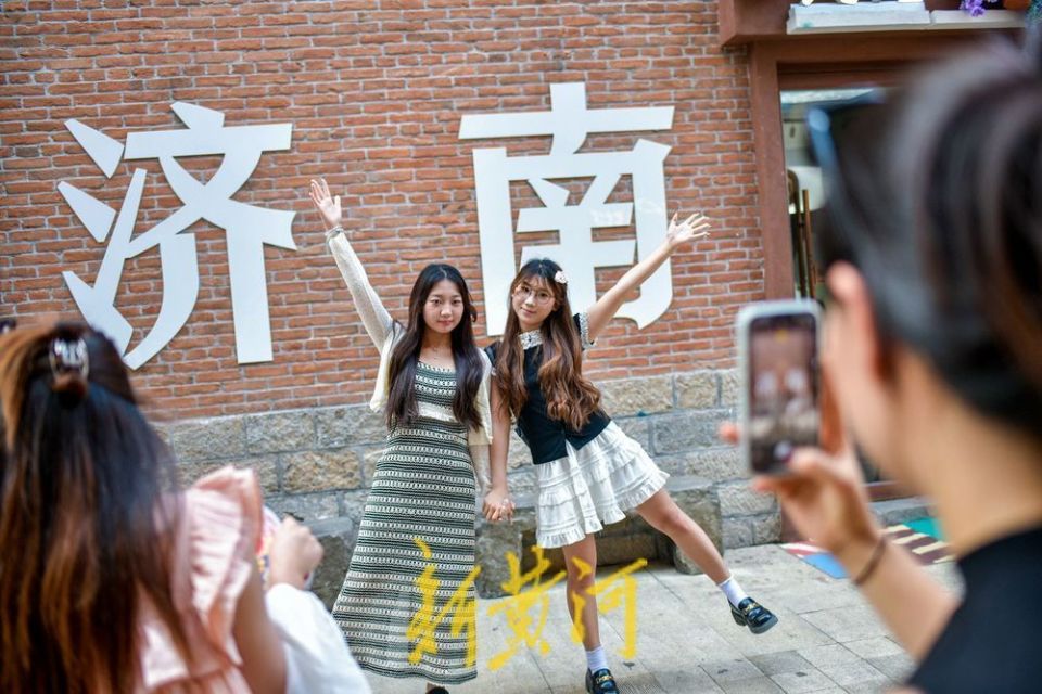 暑期开启旅游迎高峰季 网红景点打卡游成主角