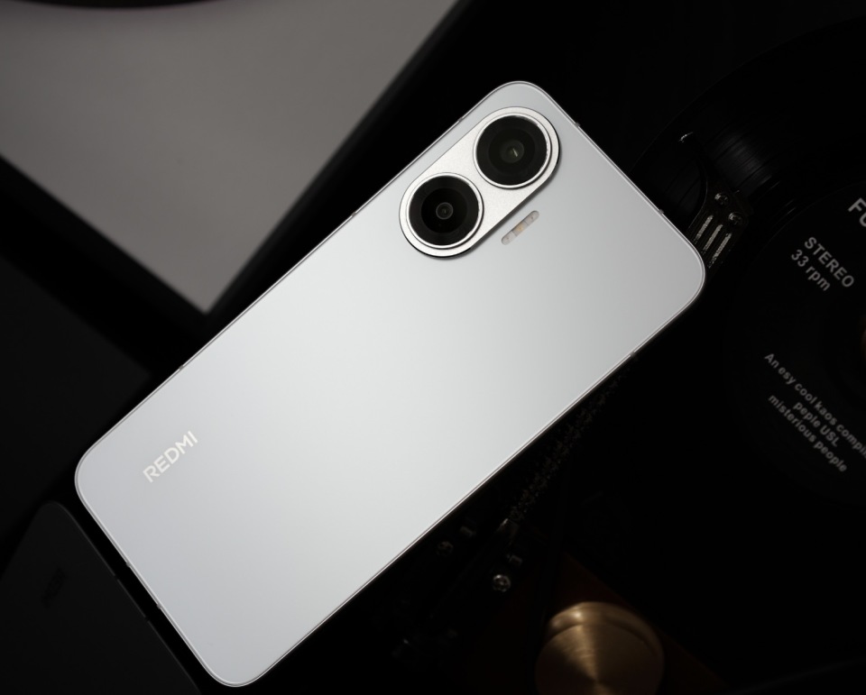 手机行业诞生“新黑马”，7550mAh+240W，12GB+512GB价格亲民