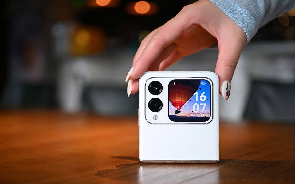 从2199元到3788元，小折叠手机进入普及阶段，三款机型方便选择