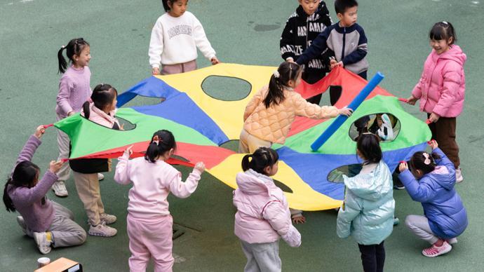 快乐不止十分钟，这所小学的“课间十分钟”变15分钟，孩子们乐翻了_腾讯新闻